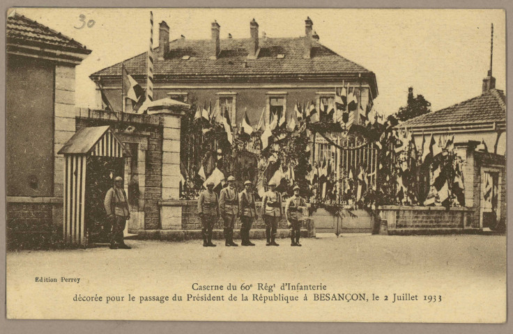 Caserne du 60 Régt d'Infanterie décorée pour le passage du Président de la République à Besançon, le 2 juillet 1933. [image fixe] Edition Perrey, 1904/1933