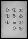 39MDT116 - Pièces rondes travaillées avec décor (boutons de manchette ? Pins ?) : négatif (noir et blanc).