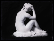 Groupe sculpté représentant une baigneuse photographié dans l'atelier