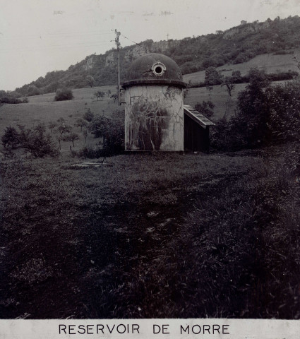 Bâtiments communaux, bâtiments scolaires, équipements du service des eaux et de l'assainissement, travaux d'urbanisme et de voirie : tirages photographiques positifs noir et blanc collés sur support bois (documents non datés, années 1950 et 1960)
- station de pompage de Saint Jean, salle des pompes (1pièce)
- station de pompage de Fort Griffon, vue extérieure (1 pièce)
- station de pompage de Fort Griffon, salle des pompes (1 pièce)
- Réservoir de Fort Griffon, vue de la place sous laquelle se trouve le réservoir (1 pièce)
- réservoir de Morre, vue extérieure (1 pièce)
- feu de signalisation, carrefour avenue Fontaine Argent / rue de la Mouillère (2 pièce)
- feu de signalisation, avenue des Abattoirs, au niveau du Pont Canot (1 pièce)
- feu de signalisation, carrefour rue de la Préfecture, rue Mégevand (1 pièce)
- rue du Commandant Guey, aménagement (1 pièce)