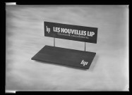 39MDT262 - Publicité, supports de présentation Lip avec slogans : négatif (noir et blanc).