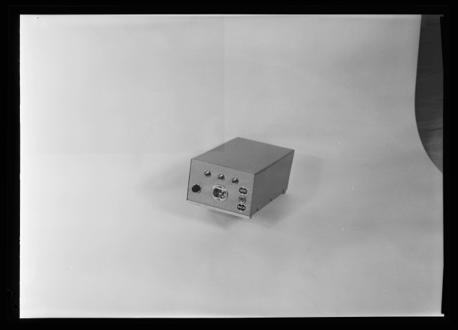 39MDT170 - Vue extérieure d'une horloge numérique sur secteur : négatif (noir et blanc).