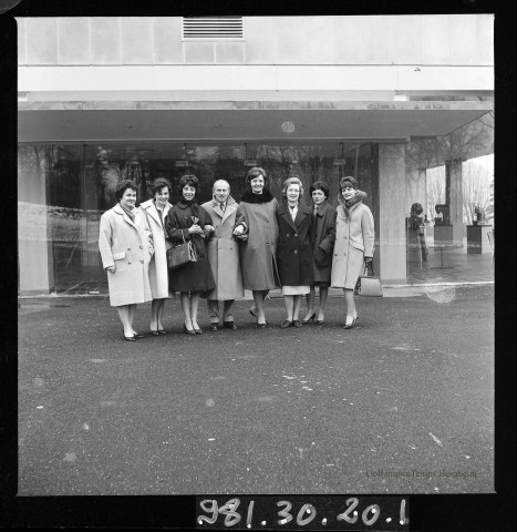 39MDT415 - Photographie de Fred Lip avec des salariées (secrétaires?) : négatif (noir et blanc).