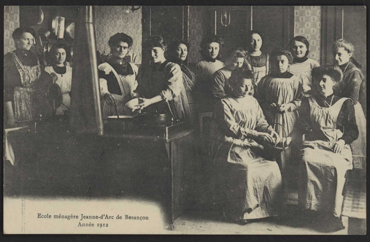 Cours de cuisine : carte postale en noir et blanc datée de 1912.