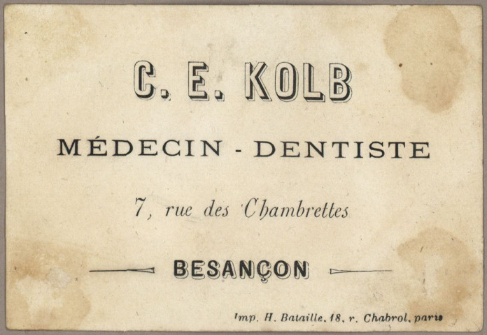 Avis de passage publicitaire de C.E. Kolb médecin - dentiste, 7 rue des Chambrettes, Besançon, imp H. Bataille. 18. R. Chabrol. Paris au verso, comprenant une image de Pierrot tailleur au recto (1 carte).