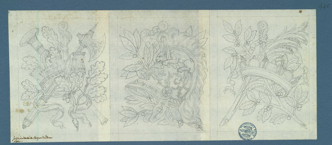 Jardin de Versailles, bosquet des Dômes : trophées : deux couronnes et un casque / Pierre-Adrien Pâris , [S.l.] : [P.-A. Pâris], [1700-1800]