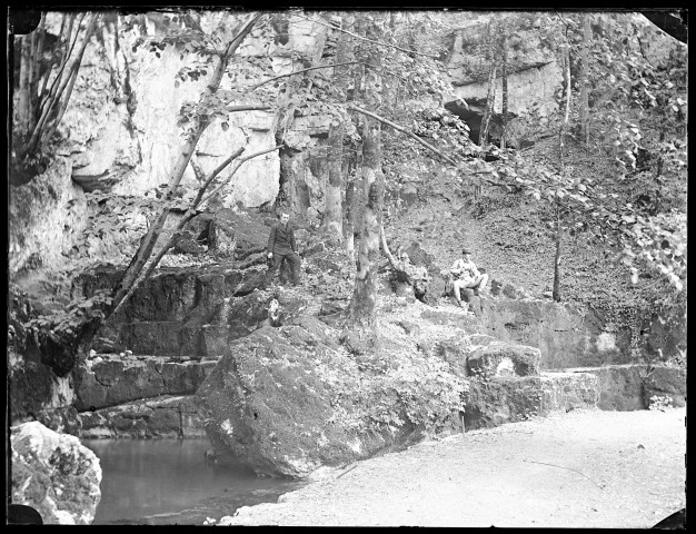 Deux hommes posant à côté d'une cascade en Franche-Comté.