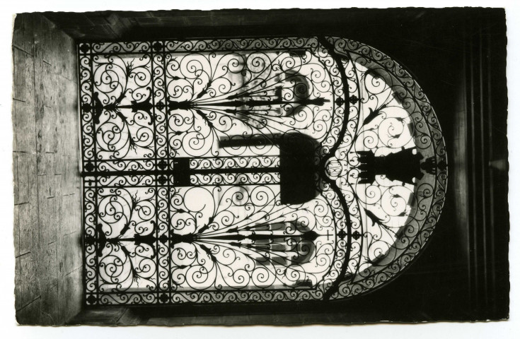 Besançon (Doubs)- Les grilles du Palais de Justice. [image fixe] , Dole : Editions E. Protet. 15, rue du Parlement. Dole (Jura)., 1938/1952