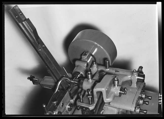 39MDT216 - Vue rapprochée d'une machine : négatif (noir et blanc).