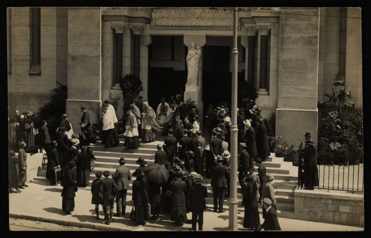 [Consécration de l'Eglise du Sacrée-Coeur - Le Cardinal Touchet présidant la céremonie.]. [image fixe] , Besançon : Photographie L. COSTET, 1904/1923