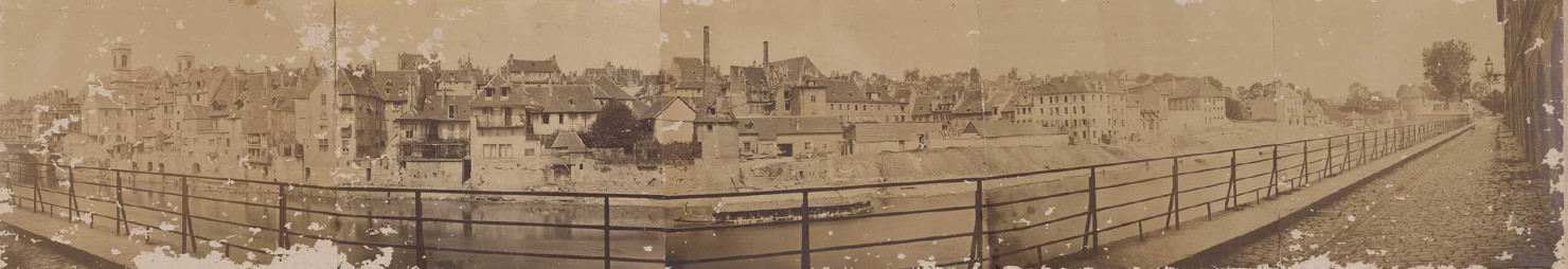 Photographie panoramique de l'actuel quai de Strasbourg prise depuis le quai Vauban vers 1860.
