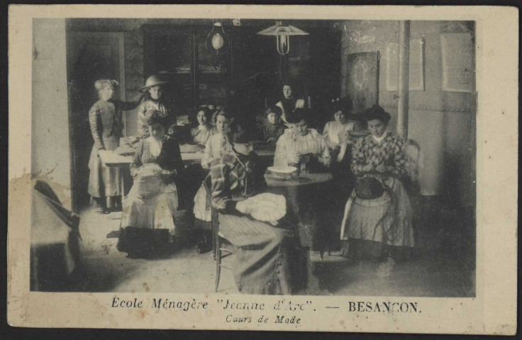 Cours de mode : carte postale en noir et blanc [1905-1921].