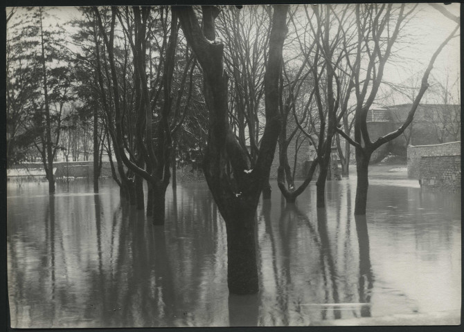Besançon. Inondations 1910, Lycée Victor Hugo, cour du "petit lycée"