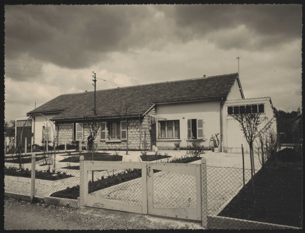 Quartier de la Butte - Vues de la cité de Champforgeron. Vue d'une habitation de la cité de Chamforgeron, vue d'immeubles de la cité de Champforgeron (2 pièces).