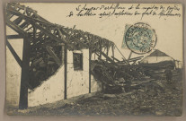 [Le hangar d'artillerie et la maison des gardes de batterie après l'explosion du fort de Montfaucon]. [image fixe] , Besançon : Teulet, Edit. Besançon, 1901/1906
