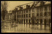 Besançon - Les Inondations des 20-21 Janvier 1910 - Place du Marché - Ecole d'Horlogerie. [image fixe] , 1904/1910