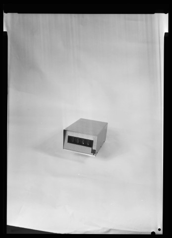 39MDT170 - Vue extérieure d'une horloge numérique sur secteur : négatif (noir et blanc).