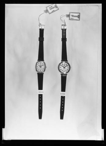 39MDT257 - Catalogue de montres dont séries 43357, 43157, 43107, 43101, 43095, 42888, 42916, 43400, 43401, 43405, 43406, 43495 à 43499, 43364, 43365, 43368, 43386, 43344, 43345, 43356, 43871, 43860, 43861, 43854, 43855, 43398, 43389, 43392, 43393 : négatif (noir et blanc).