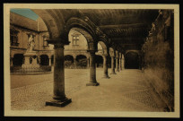 Besançon - Besançon-les-Bains (Doubs) - Arcade du Palais Granvelle et Statue du Cardinal Granvelle. [image fixe] , Mâcon : COMBIER IMP. MACON, 1907/1930