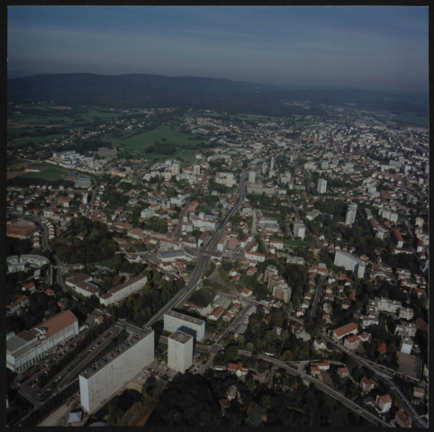Quartier de Montrapon - Vue aérienne du quartier de Fontaine-Ecu (1 pièce). Photo M. Tupin, 1990-2000, Photographie