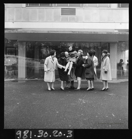 39MDT415 - Photographie de Fred Lip avec des salariées (secrétaires?) : négatif (noir et blanc).