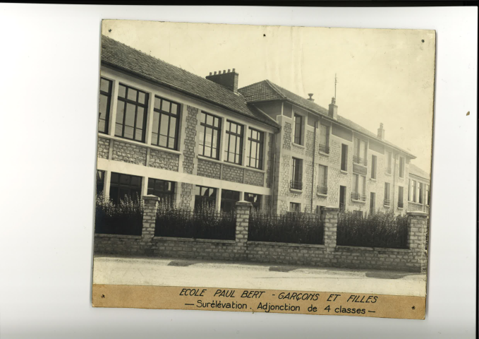 Bâtiments communaux, bâtiments scolaires, équipements du service des eaux et de l'assainissement, travaux d'urbanisme et de voirie : tirages photographiques positifs noir et blanc collés sur support bois (documents non datés, années 1950-1960)
- école d'Helvétie, travaux de surélévation avec adjonction de quatre classes, d'une salle de réunion et de deux logements (2 pièces)
- école d'Helvétie, cours ménagers (1 pièce) - école maternelle d'Helvétie, salle de jeux (1 pièce)
- école de Bregille (2 pièces)
- école Paul Bert, garçons et filles, surélévation avec adjonction de quatre classes (3 pièces)
- école des garçons de la Butte, pavillon préfabriqué de 2 classes (1 pièce)
- école maternelle de la Butte, pavillon préfabriqué de 3 classes (1pièce)
- groupe scolaire Jules Ferry, aménagement d'une salle de cours ménagers (1 pièce)
- Lycée Louis Pasteur, douches et lavabos (1 pièce)
- bitumage d'une cour d'école non déterminée (2 pièces)